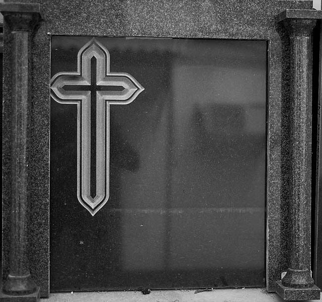 Funeraria Tanatorio Montehermoso lápida con cruz