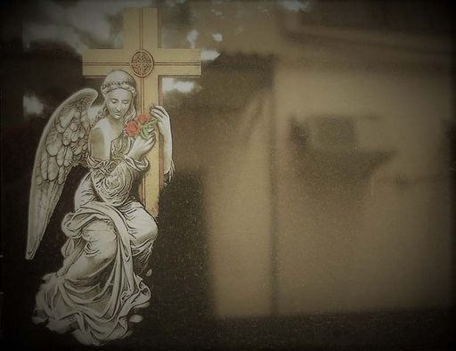Funeraria Tanatorio Montehermoso lápida con un ángel